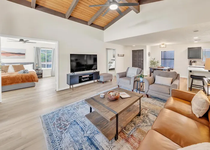 Apartment Escape- Pool, Spa, Hike, Dine, Relax *
